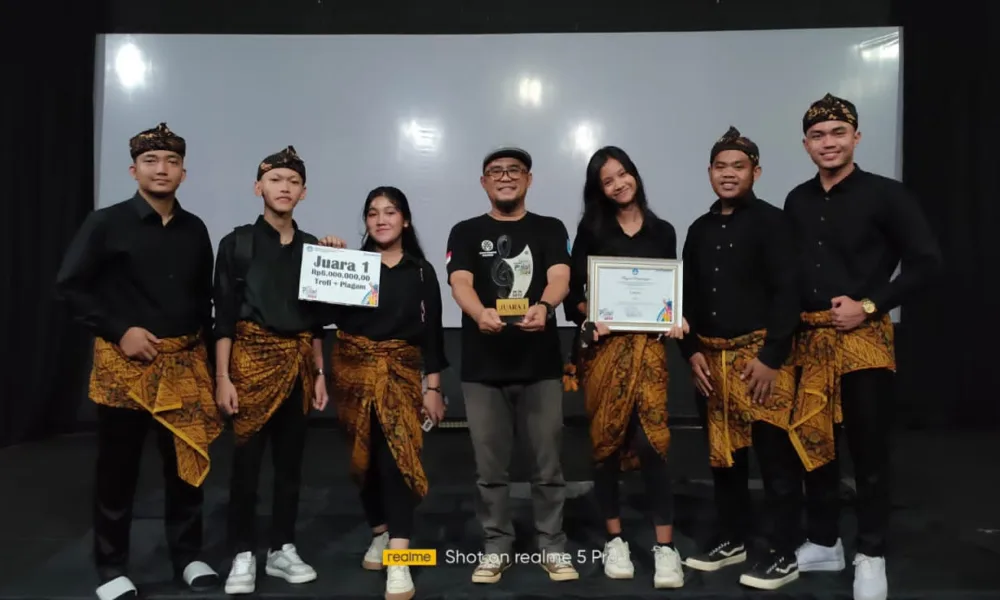 Tim musikalisasi puisi SMAN 12 Merangin, menjadi juara 1 dan berhak lolos pada tingkat nasional. (DETAIL/ist)