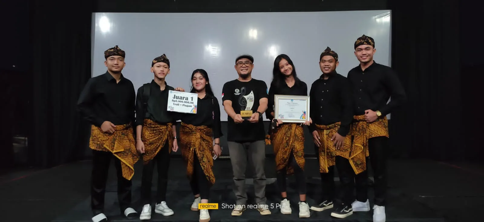 Tim musikalisasi puisi SMAN 12 Merangin, menjadi juara 1 dan berhak lolos pada tingkat nasional. (DETAIL/ist)