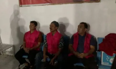 Tiga terduga pelaku kasus korupsi saat berada di gedung Kejaksaan Negeri Merangin. (DETAIL/ist)