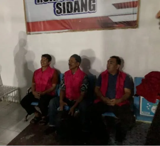 Tiga terduga pelaku kasus korupsi saat berada di gedung Kejaksaan Negeri Merangin. (DETAIL/ist)