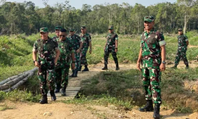 Tim Sahli Kasad saat meninjau lokasi pembangunan Batalyon Penyangga Daerah Rawan di Sarolangun. (DETAIL/ist)