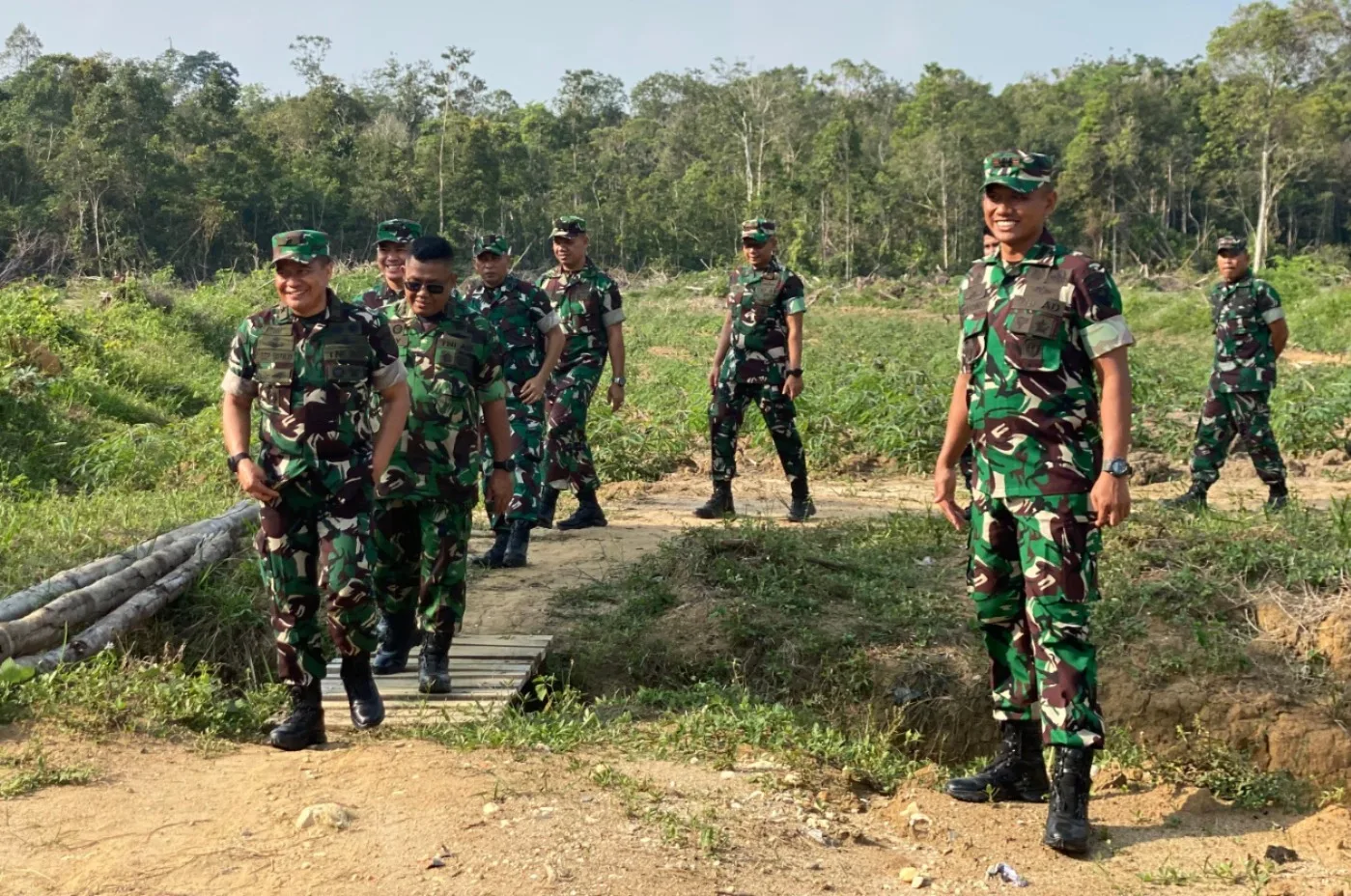 Tim Sahli Kasad saat meninjau lokasi pembangunan Batalyon Penyangga Daerah Rawan di Sarolangun. (DETAIL/ist)