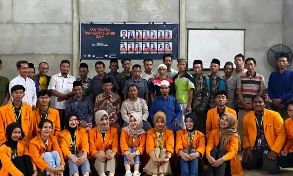 Foto bersama mahasiswa Kuliah Kerja Nyata (KKN) dengan masyarakat sekitar (ist)
