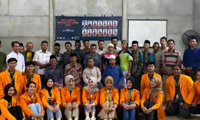 Foto bersama mahasiswa Kuliah Kerja Nyata (KKN) dengan masyarakat sekitar (ist)
