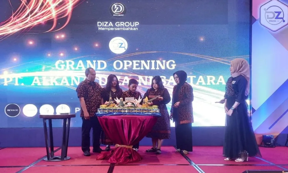 Pemotongan tumpeng oleh sang owner bersama keluarganya (ist)