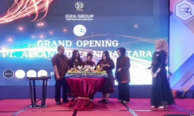 Pemotongan tumpeng oleh sang owner bersama keluarganya (ist)