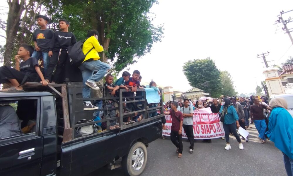 Aksi unjuk rasa di depan kantor Kesbangpol Jambi (DETAIL/Jorgi)