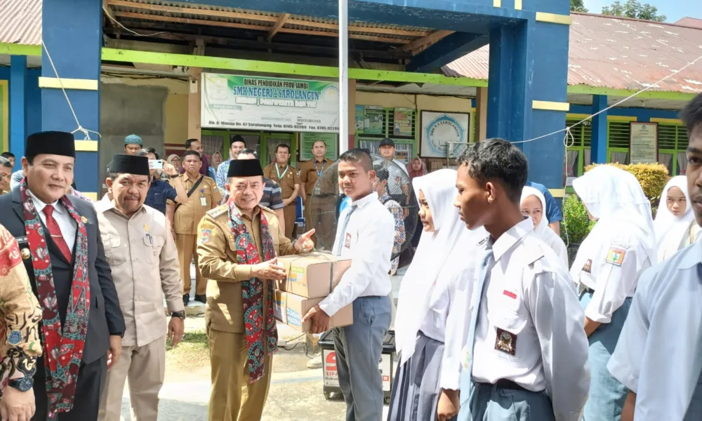Gubernur Jambi, Al Haris saat memberikan bantuan Dumisake di Sarolangun. (DETAIL/ist)