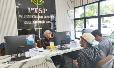 Ludwig Syarif, Koordinator Aksi LP2LH saat mendatangi Kejati Jambi (DETAIL/JS)