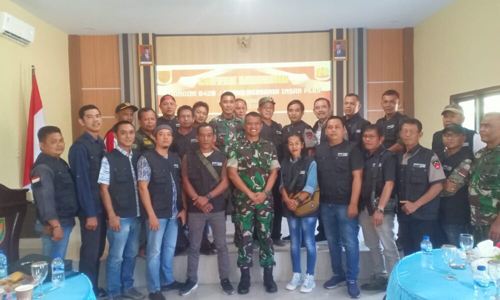 Wartawan yang bertugas di Merangin, usai coffee morning di aula Makodim Sarko. (Detail/ist)