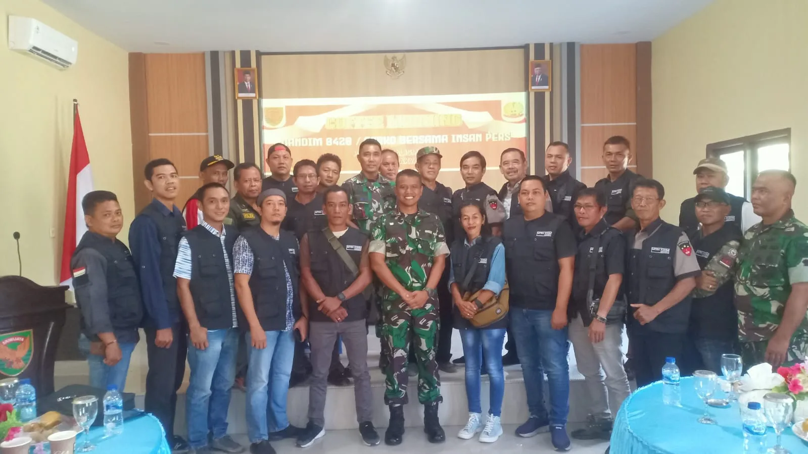 Wartawan yang bertugas di Merangin, usai coffee morning di aula Makodim Sarko. (Detail/ist)