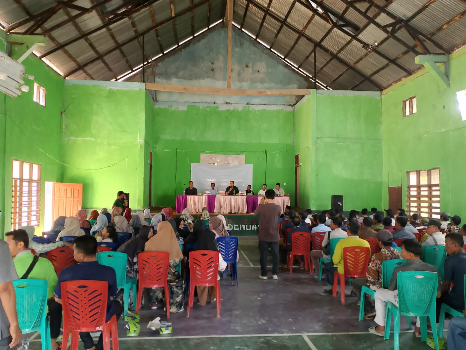 Anggota DPD RI M Syukur saat reses di Desa Tanjung Benuang Kecamatan Pamenang Selatan.(DETAIL/Daryanto)