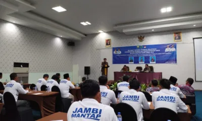 Kepala Dinas DP3AP2 Provinsi Jambi, Raden Najmi, memberi kata sambutan mewakili Gubernur Jambi (DETAIL/Jorgi)
