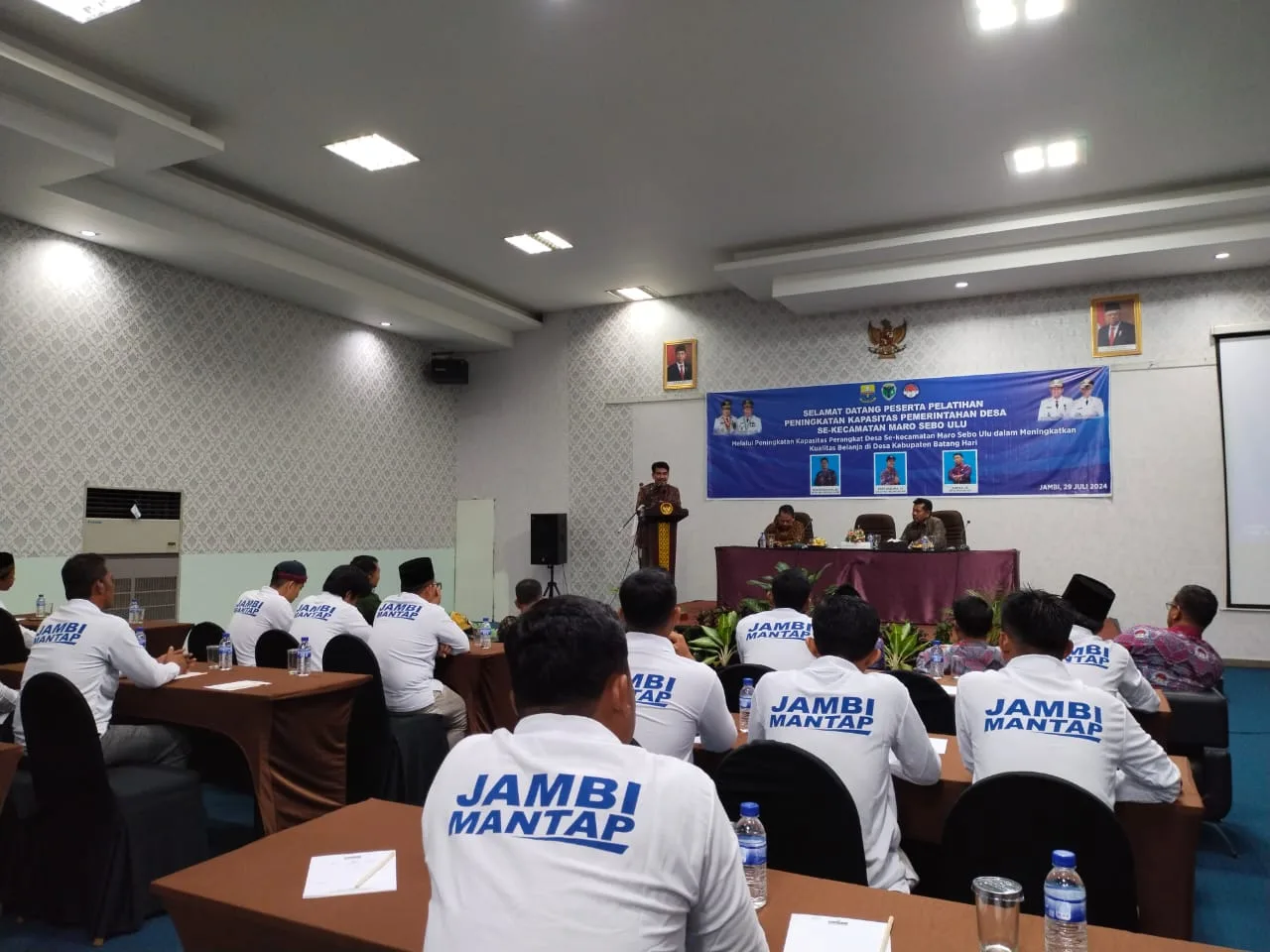 Kepala Dinas DP3AP2 Provinsi Jambi, Raden Najmi, memberi kata sambutan mewakili Gubernur Jambi (DETAIL/Jorgi)
