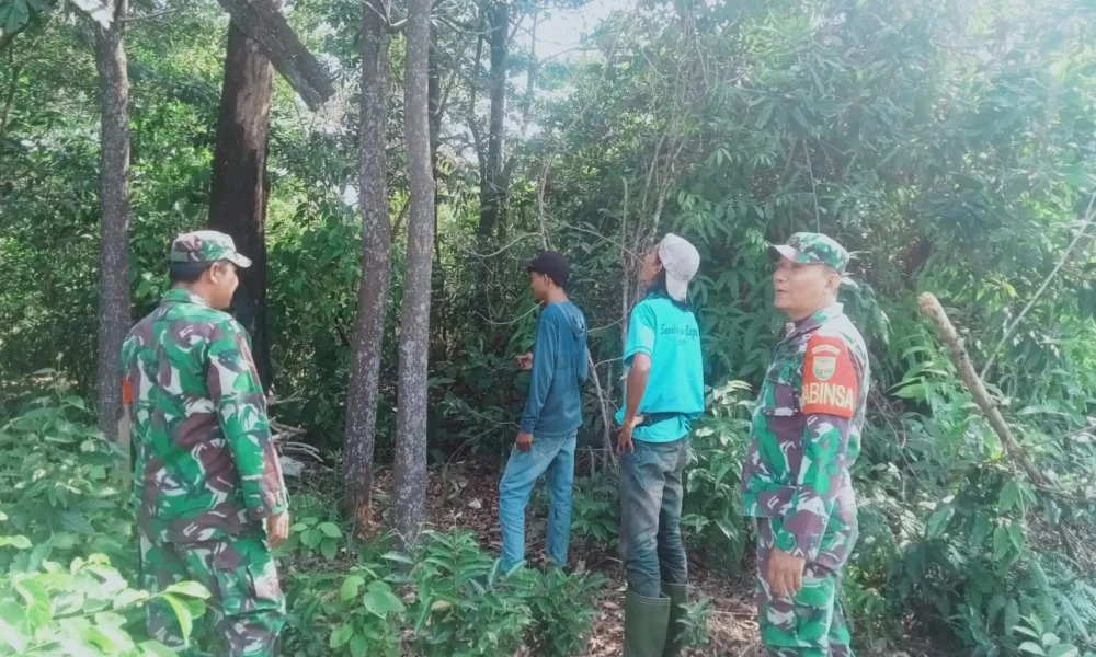 Babinsa bersama dengan warga rutin berpatroli untuk mencegah Karhutla. (DETAIL/ist)