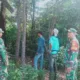 Babinsa bersama dengan warga rutin berpatroli untuk mencegah Karhutla. (DETAIL/ist)