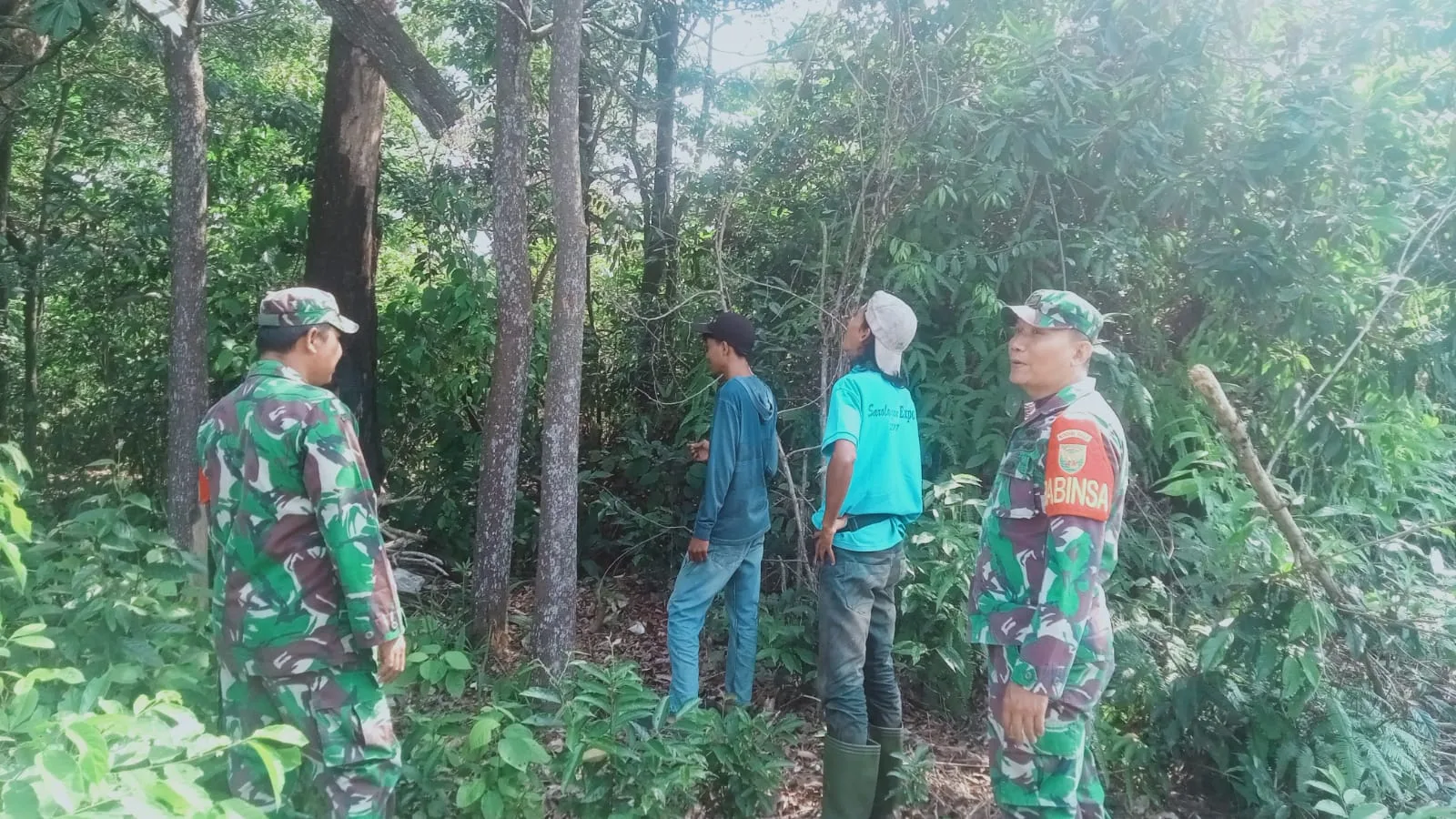 Babinsa bersama dengan warga rutin berpatroli untuk mencegah Karhutla. (DETAIL/ist)