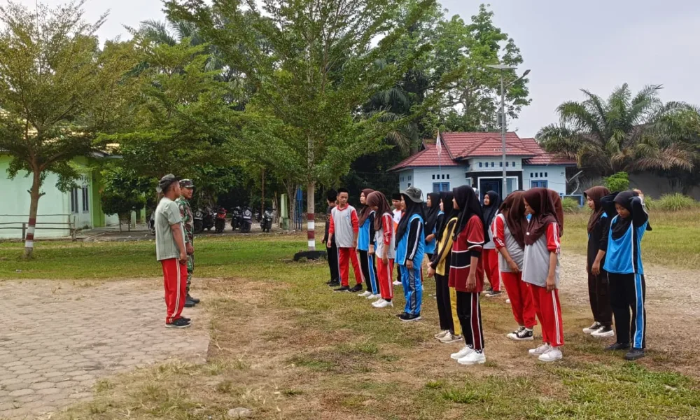 Pratu Budi sedang melatih anak-anak SMAN 9 Sarolangun. (DETAIL/ist)