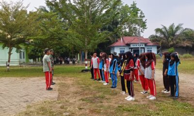 Pratu Budi sedang melatih anak-anak SMAN 9 Sarolangun. (DETAIL/ist)