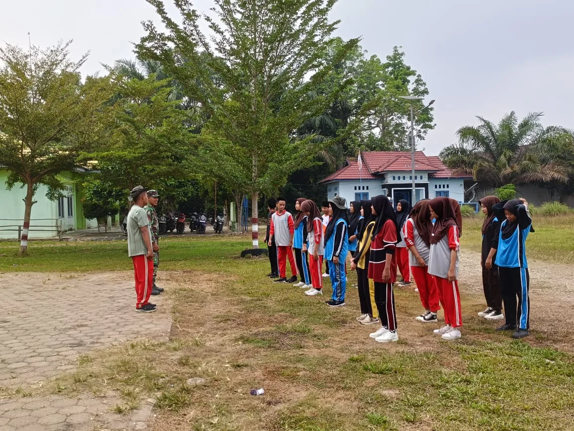 Pratu Budi sedang melatih anak-anak SMAN 9 Sarolangun. (DETAIL/ist)
