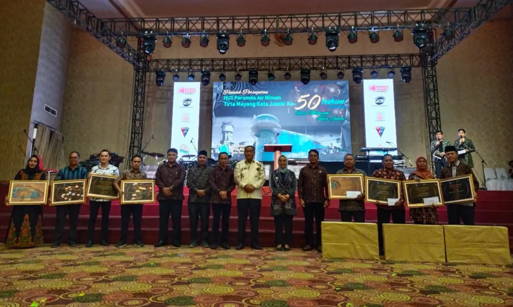 Foto bersama para pegawai yang mendapatkan sertifikat penghargaan (DETAIL/Jorgi)