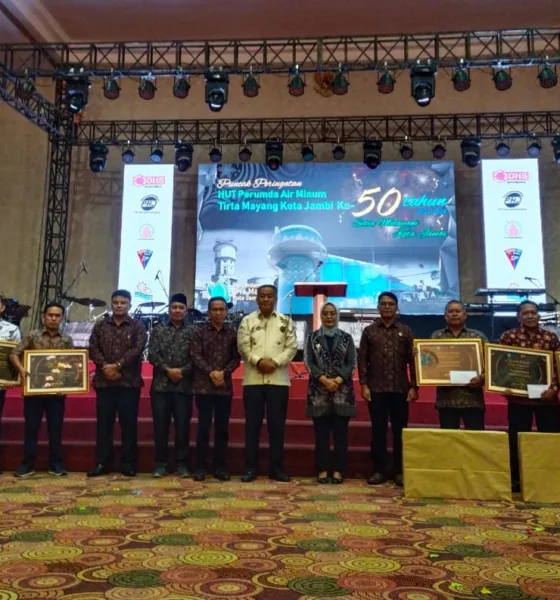 Foto bersama para pegawai yang mendapatkan sertifikat penghargaan (DETAIL/Jorgi)