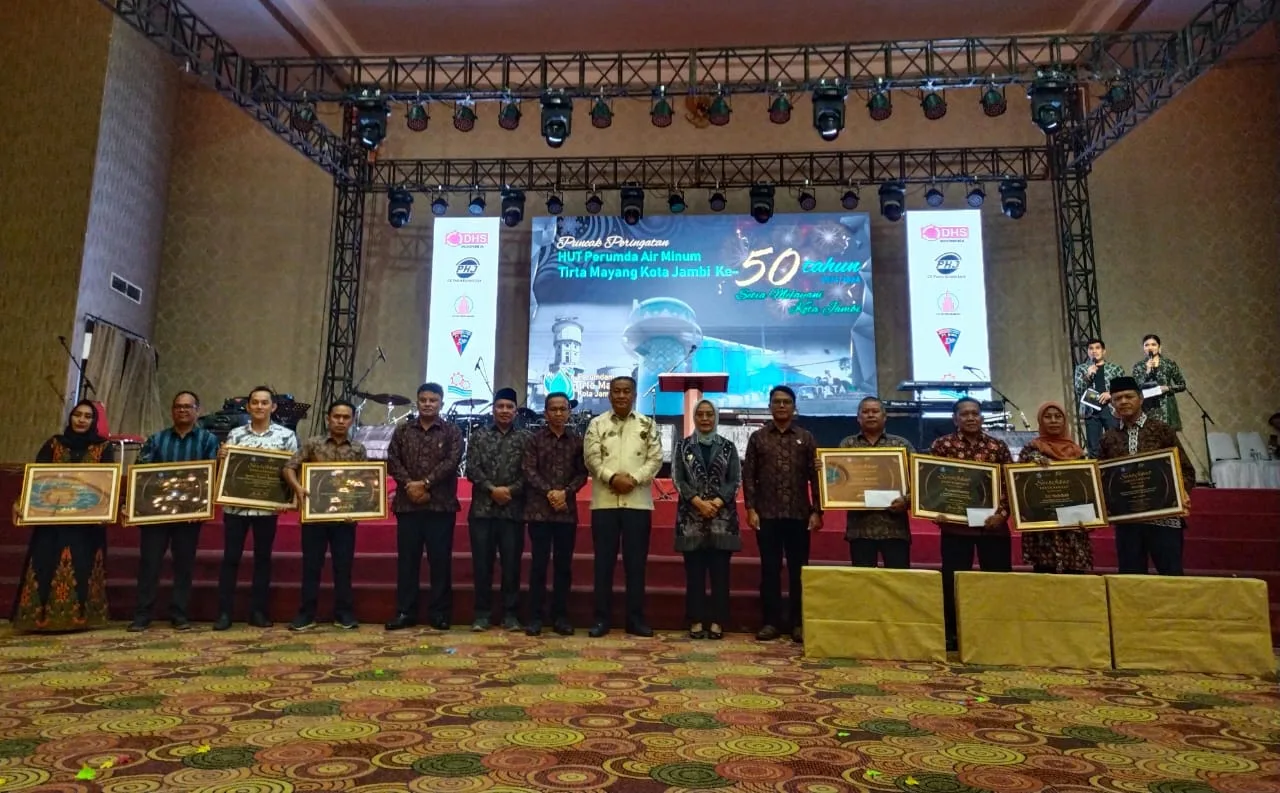 Foto bersama para pegawai yang mendapatkan sertifikat penghargaan (DETAIL/Jorgi)