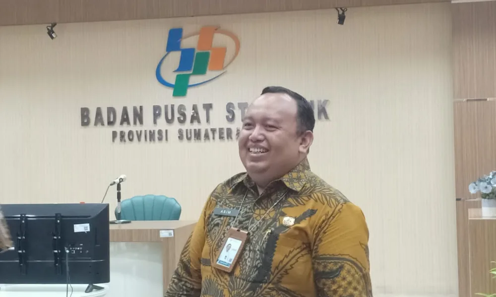 Kepala BPS Sumut, Asim Saputra, SST, M.Ec.Dev, tersenyum kepada para wartawan pada Kamis, 1 Agustus 2024, seusai memberikan paparan soal kondisi inflasi di Sumut pada bulan Juli 2024. (ist)