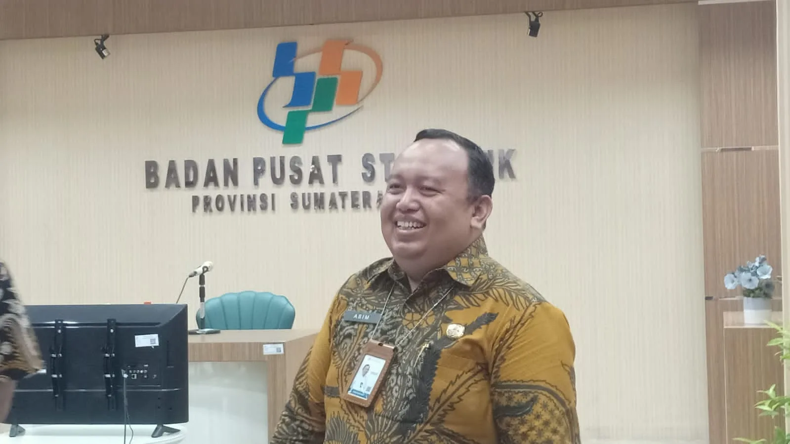Kepala BPS Sumut, Asim Saputra, SST, M.Ec.Dev, tersenyum kepada para wartawan pada Kamis, 1 Agustus 2024, seusai memberikan paparan soal kondisi inflasi di Sumut pada bulan Juli 2024. (ist)