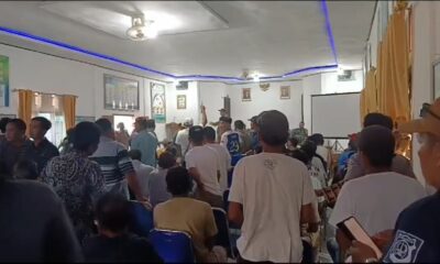 Masyarakat dan sejumlah perangkat Desa Muara Kilis rapat di Aula. (DETAIL/ist)