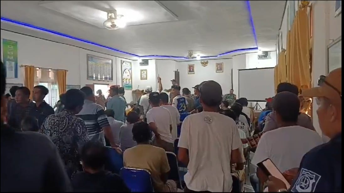 Masyarakat dan sejumlah perangkat Desa Muara Kilis rapat di Aula. (DETAIL/ist)