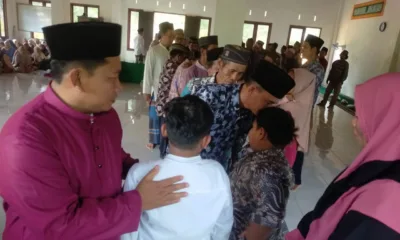 Kades Muara Kilis saat memberikan bantuan kepada anak yatim. (DETAIL/ist)