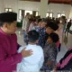 Kades Muara Kilis saat memberikan bantuan kepada anak yatim. (DETAIL/ist)