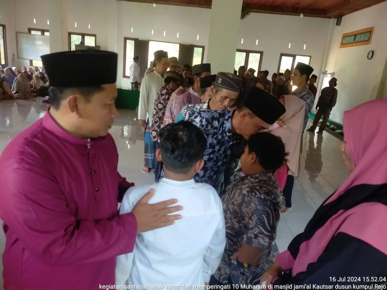 Kades Muara Kilis saat memberikan bantuan kepada anak yatim. (DETAIL/ist)