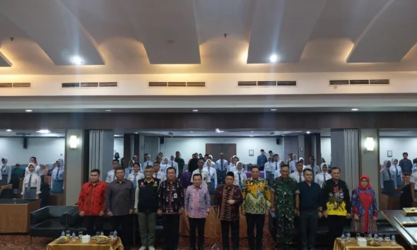 Foto bersama Gubernur Jambi beserta jajaran dengan pemuda pemudi Paskibraka (DETAIL/Jorgi)
