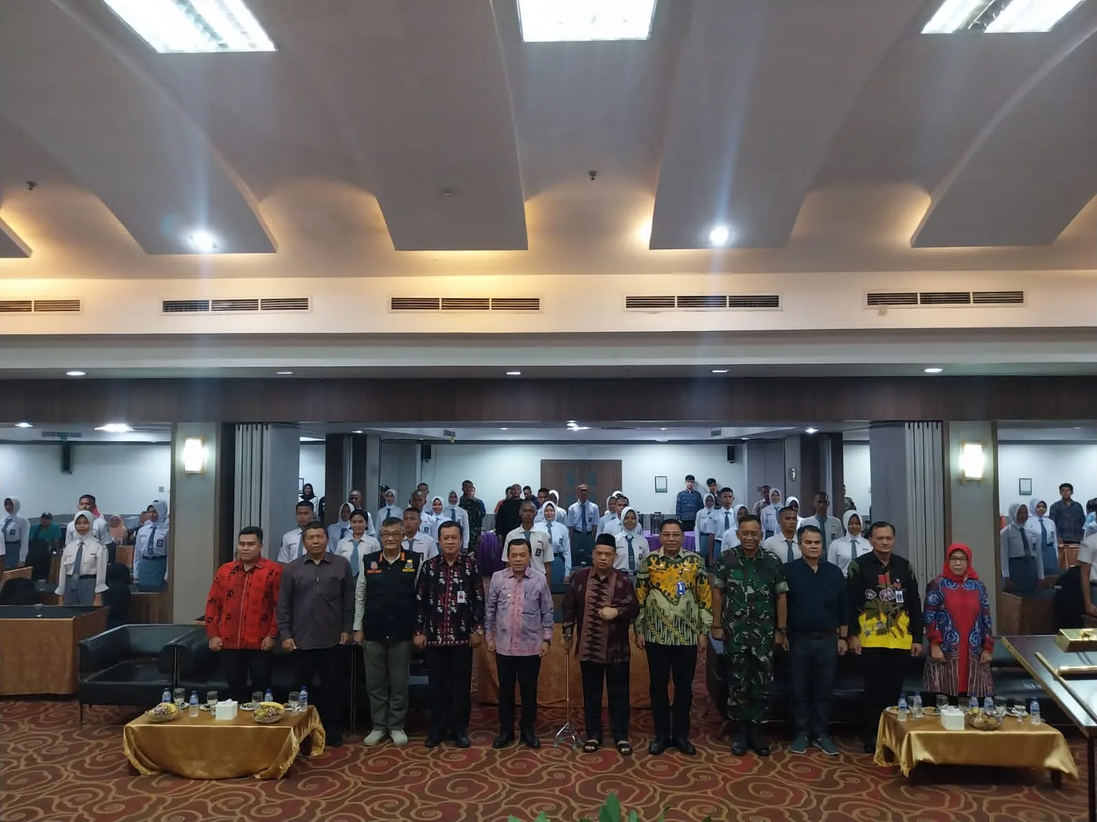 Foto bersama Gubernur Jambi beserta jajaran dengan pemuda pemudi Paskibraka (DETAIL/Jorgi)