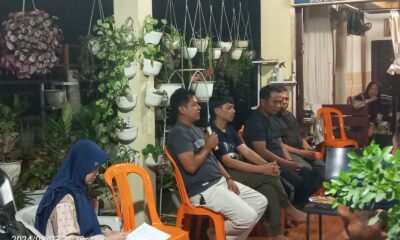 Nanda Lexmana (pegang mikrofon) dalam musyawarah 3 RT. (DETAIL/Juan)