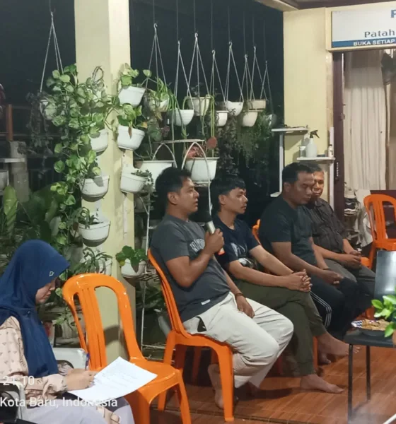 Nanda Lexmana (pegang mikrofon) dalam musyawarah 3 RT. (DETAIL/Juan)