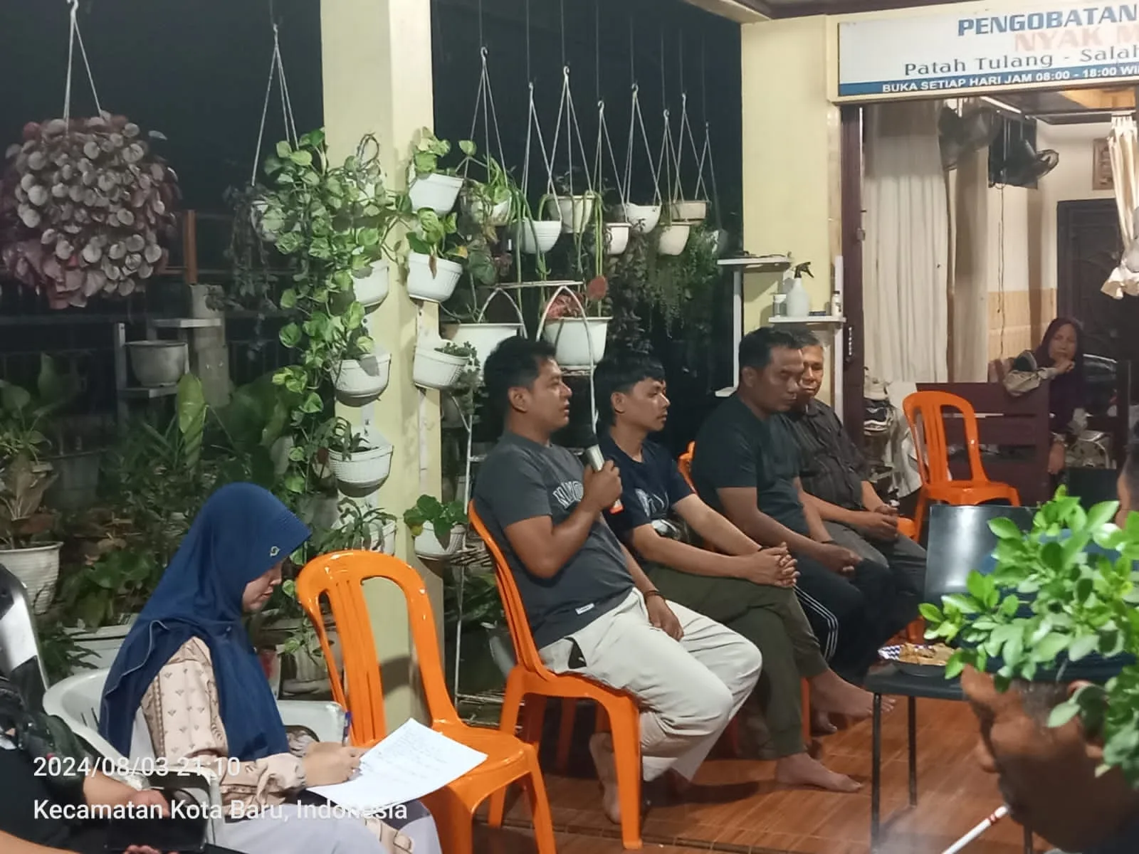 Nanda Lexmana (pegang mikrofon) dalam musyawarah 3 RT. (DETAIL/Juan)