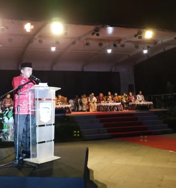 Gubernur Al Haris menyampaikan pidatonya pada acara malam puncak Kenduri Swarnabumi Jambi (DETAIL/Jorgi)