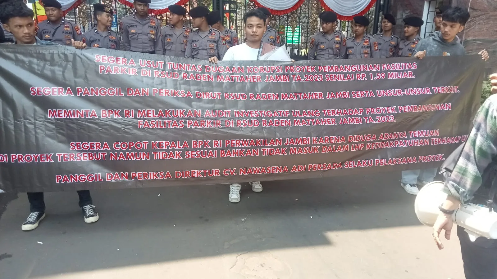 APIP Jambi demo kasus dugaan korupsi pembangunan fasilitas parkir RSUD Raden Mattaher. (ist)
