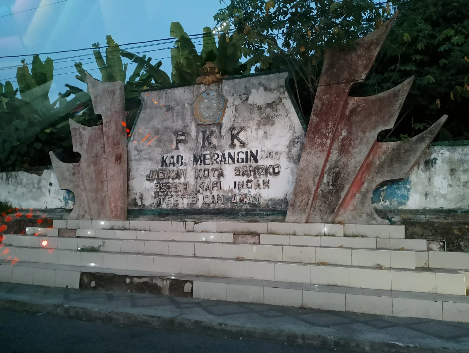 Tugu PKK, aset pemerintah yang tidak tersentuh perawatan. (DETAIL/Daryanto)