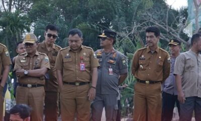 Pj Bupati Muarojambi beserta jajaran saat menyaksikan pemasangan patok. (ist)