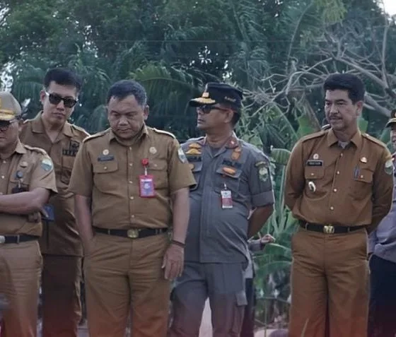 Pj Bupati Muarojambi beserta jajaran saat menyaksikan pemasangan patok. (ist)