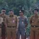 Pj Bupati Muarojambi beserta jajaran saat menyaksikan pemasangan patok. (ist)