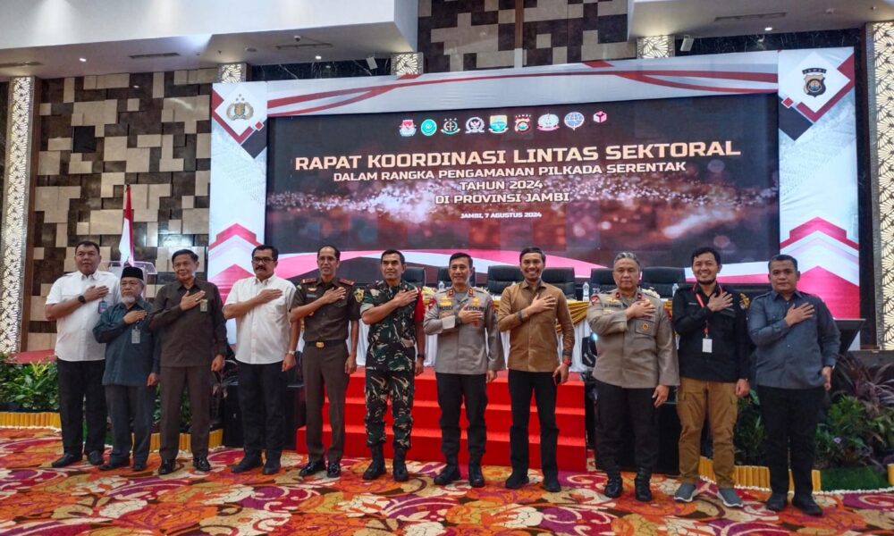 Foto bersama salam presisi Ketua DPRD Provinsi Jambi, Kapolda Jambi, Danrem 042 Gapu beserta jajaran (DETAIL/Jorgi)