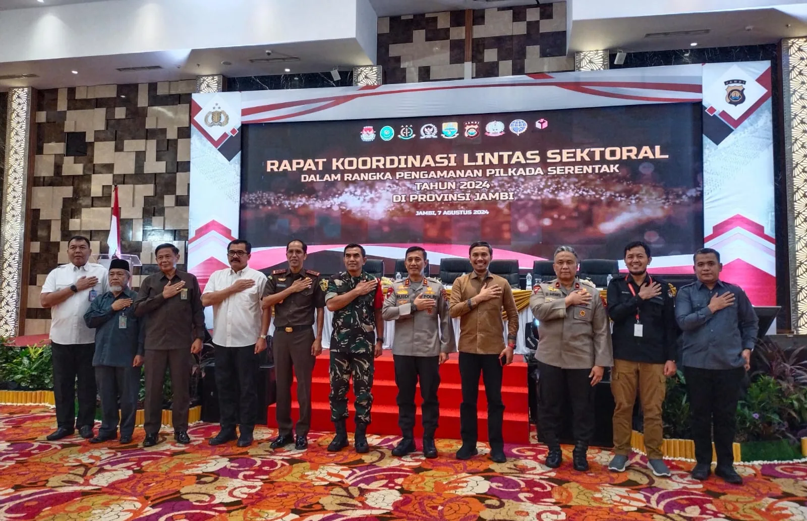 Foto bersama salam presisi Ketua DPRD Provinsi Jambi, Kapolda Jambi, Danrem 042 Gapu beserta jajaran (DETAIL/Jorgi)
