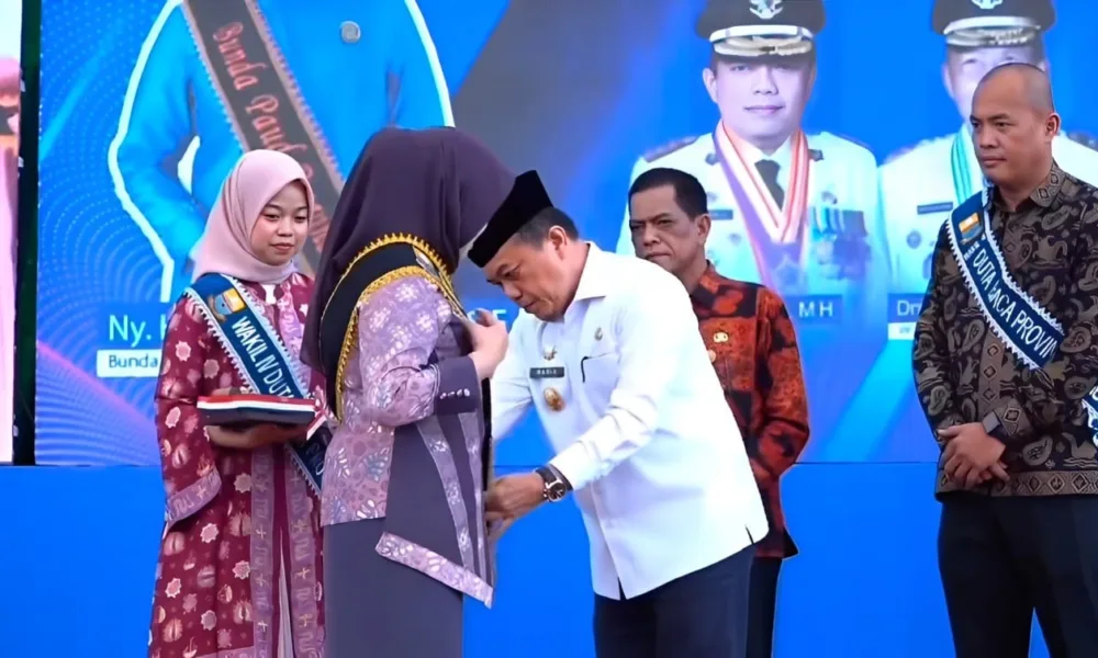 Gubernur Al Haris saat mengukuhkan Hj. Hesnidar Haris sebagai Bunda Literasi (ist)