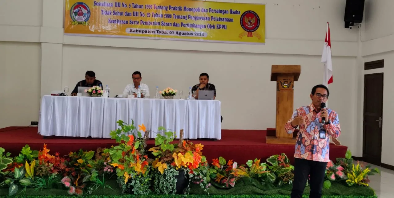 Kepala KPPU Kanwil I Sumbagut, Ridho Pamungkas saat berbicara tentang persaingan usaha yang sehat di Balige, ibukota Kabupaten Toba, kemarin. (ist)