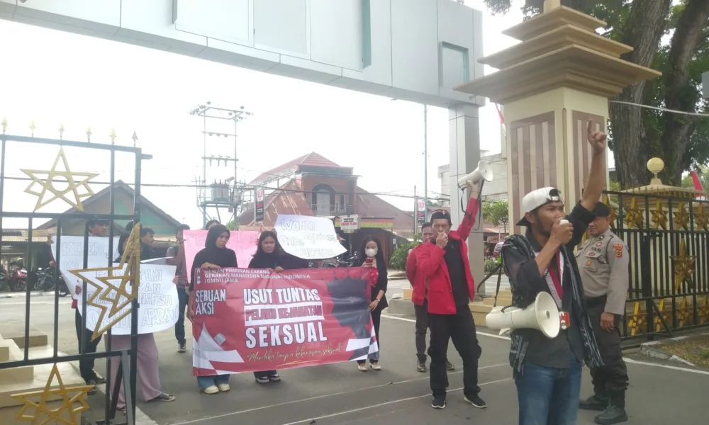 Aksi unjuk rasa GMNI Jambi di Mabes Polda Jambi. (DETAIL/Jorgi)